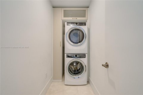 Condo in Miami, Florida, 3 bedrooms  № 1712869 - photo 30
