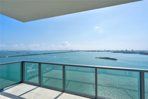 Condo in Miami, Florida, 3 bedrooms  № 1712869 - photo 1