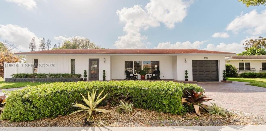 Дом в Пемброк-Пайнс, Флорида 4 спальни, 185.06м2 № 2043717