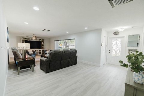 Купить виллу или дом в Пемброк-Пайнс, Флорида 4 спальни, 185.06м2, № 2043717 - фото 3