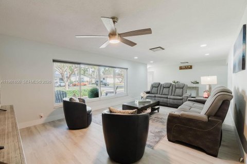 Купить виллу или дом в Пемброк-Пайнс, Флорида 4 спальни, 185.06м2, № 2043717 - фото 7