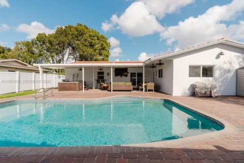 Купить виллу или дом в Пемброк-Пайнс, Флорида 4 спальни, 185.06м2, № 2043717 - фото 2