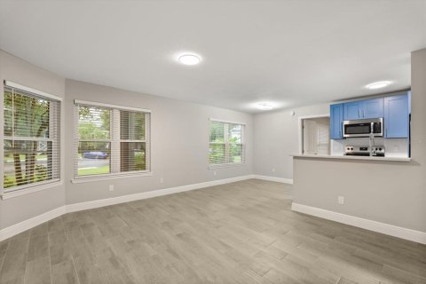 Condo in Lake Mary, Florida, 2 bedrooms  № 1914265 - photo 4