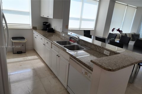 Condo in Aventura, Florida, 2 bedrooms  № 1937562 - photo 13
