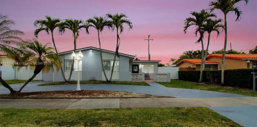 Villa ou maison à Miami, Floride 3 chambres, 133.13 m2 № 1726347