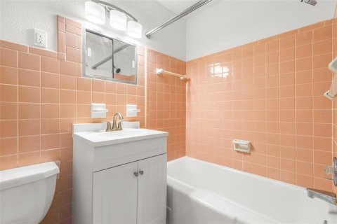 House in Tampa, Florida 3 bedrooms, 151.52 sq.m. № 1894188 - photo 24