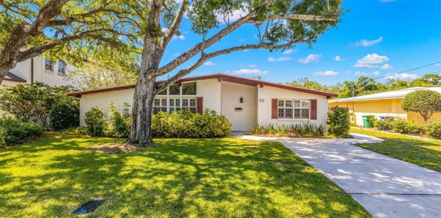 House in Tampa, Florida 3 bedrooms, 151.52 sq.m. № 1894188