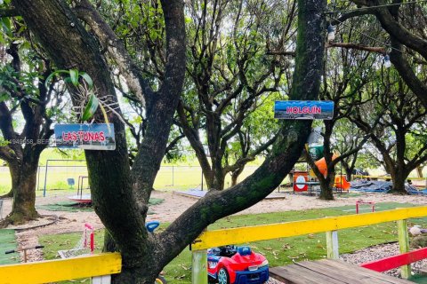 Commercial property in Miami, Florida № 2006144 - photo 12