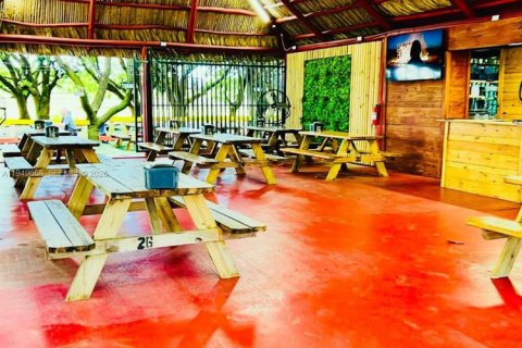 Commercial property in Miami, Florida № 2006144 - photo 4