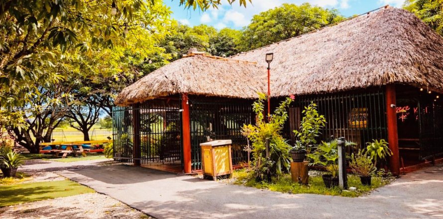 Commercial property in Miami, Florida № 2006144