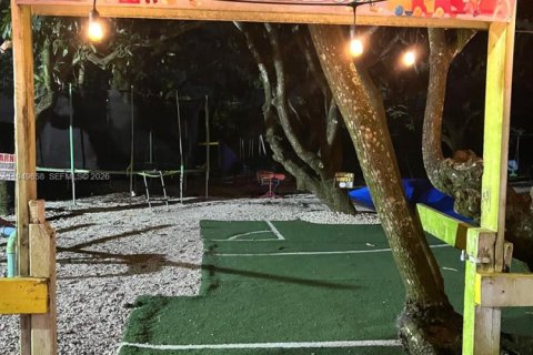 Commercial property in Miami, Florida № 2006144 - photo 17