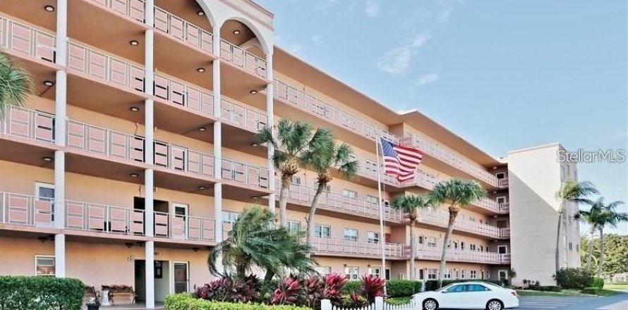 Condo in Saint Petersburg, Florida, 2 bedrooms № 2285508