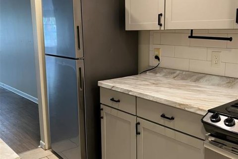 Condo in Saint Petersburg, Florida, 2 bedrooms № 2285508 - photo 6