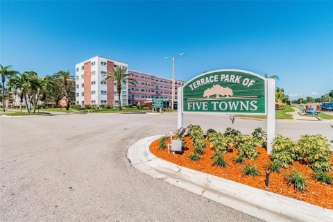 Condo in Saint Petersburg, Florida, 2 bedrooms № 2285508 - photo 28