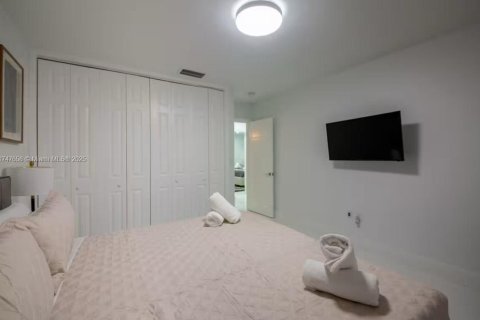 House in Miami, Florida 4 bedrooms, 239.87 sq.m. № 1892197 - photo 19