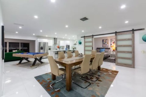 House in Miami, Florida 4 bedrooms, 239.87 sq.m. № 1892197 - photo 15