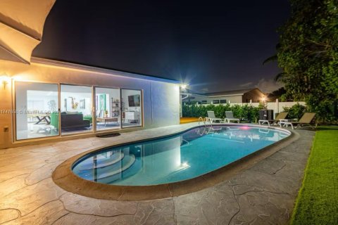 House in Miami, Florida 4 bedrooms, 239.87 sq.m. № 1892197 - photo 1
