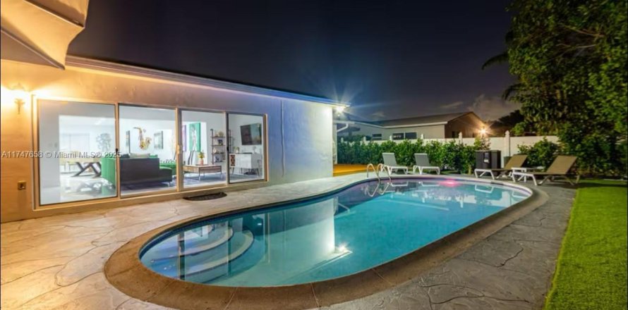 House in Miami, Florida 4 bedrooms, 239.87 sq.m. № 1892197