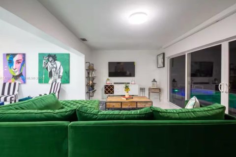House in Miami, Florida 4 bedrooms, 239.87 sq.m. № 1892197 - photo 12
