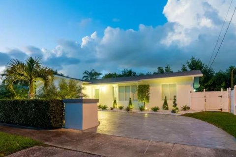 House in Miami, Florida 4 bedrooms, 239.87 sq.m. № 1892197 - photo 11