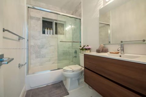 House in Miami, Florida 4 bedrooms, 239.87 sq.m. № 1892197 - photo 22