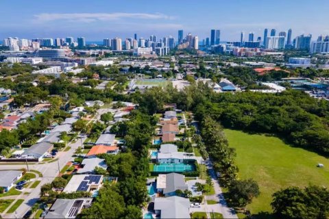 House in Miami, Florida 4 bedrooms, 239.87 sq.m. № 1892197 - photo 24