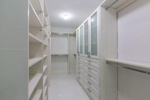 House in Miami, Florida 4 bedrooms, 239.87 sq.m. № 1892197 - photo 17
