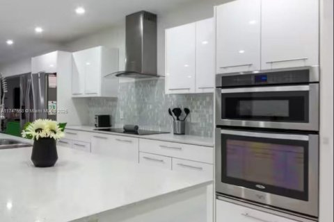 House in Miami, Florida 4 bedrooms, 239.87 sq.m. № 1892197 - photo 14