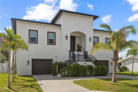 Villa ou maison à Saint Petersburg, Floride 4 chambres, 232.81 m2 № 2355925