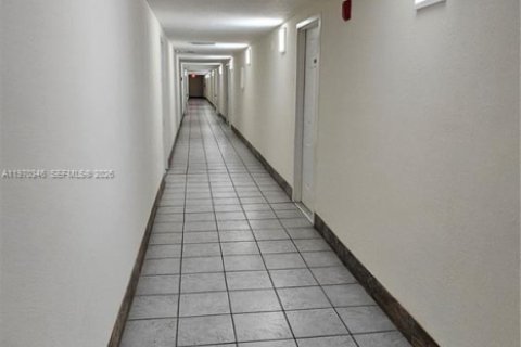 Condominio en alquiler en Miami, Florida, 2 dormitorios, 80.82 m2 № 2032053 - foto 3