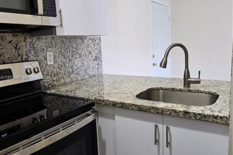 Condominio en alquiler en Miami, Florida, 2 dormitorios, 80.82 m2 № 2032053 - foto 5