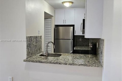 Condominio en alquiler en Miami, Florida, 2 dormitorios, 80.82 m2 № 2032053 - foto 4