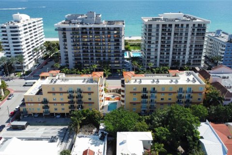 Condo in Surfside, Florida, 1 bedroom  № 1839636 - photo 1