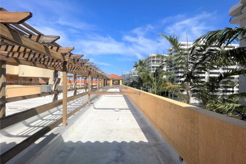 Condo in Surfside, Florida, 1 bedroom  № 1839636 - photo 11