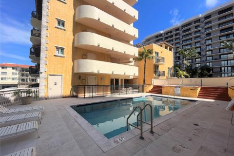 Condo in Surfside, Florida, 1 bedroom  № 1839636 - photo 10