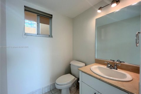Condo in Surfside, Florida, 1 bedroom  № 1839636 - photo 8
