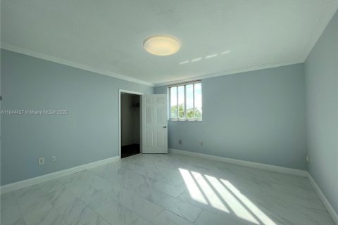 Condo in Surfside, Florida, 1 bedroom  № 1839636 - photo 6