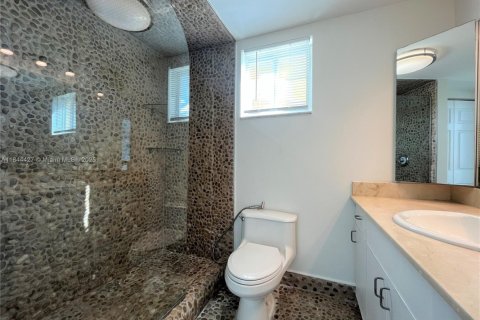 Condo in Surfside, Florida, 1 bedroom  № 1839636 - photo 5