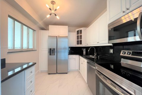 Condo in Surfside, Florida, 1 bedroom  № 1839636 - photo 4