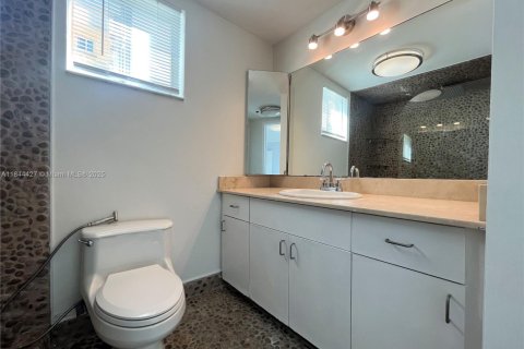 Condo in Surfside, Florida, 1 bedroom  № 1839636 - photo 7