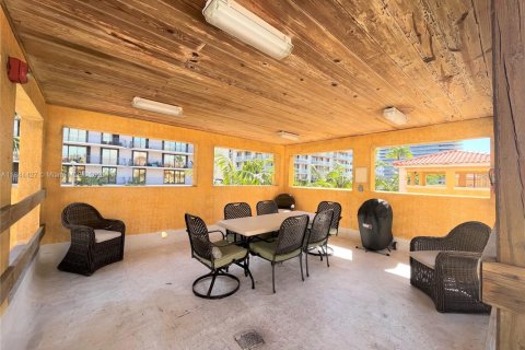 Condo in Surfside, Florida, 1 bedroom  № 1839636 - photo 13