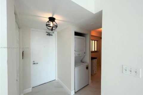 Condo in Surfside, Florida, 1 bedroom  № 1839636 - photo 2
