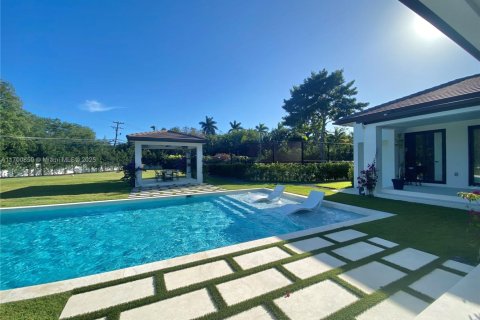Casa en venta en Miami, Florida, 6 dormitorios, 392.88 m2 № 1454356 - foto 2