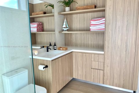 Casa en venta en Miami, Florida, 6 dormitorios, 392.88 m2 № 1454356 - foto 18