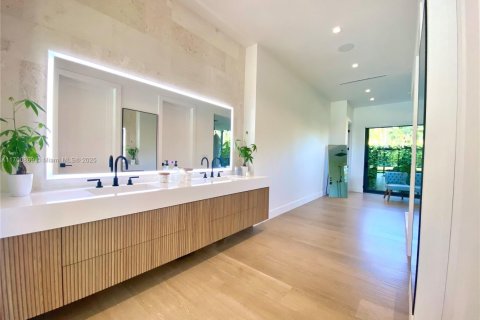 Casa en venta en Miami, Florida, 6 dormitorios, 392.88 m2 № 1454356 - foto 23