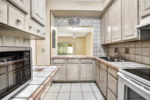 Adosado en venta en Hialeah, Florida, 2 dormitorios, 104.24 m2 № 1764803 - foto 3