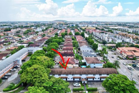 Adosado en venta en Hialeah, Florida, 2 dormitorios, 104.24 m2 № 1764803 - foto 9