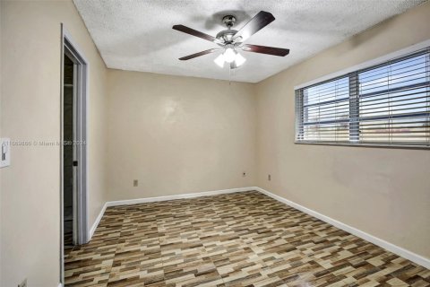 Adosado en venta en Hialeah, Florida, 2 dormitorios, 104.24 m2 № 1764803 - foto 16