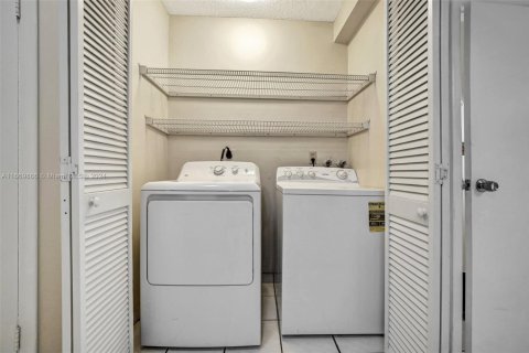 Adosado en venta en Hialeah, Florida, 2 dormitorios, 104.24 m2 № 1764803 - foto 7