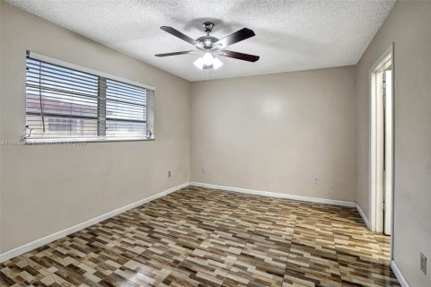Adosado en venta en Hialeah, Florida, 2 dormitorios, 104.24 m2 № 1764803 - foto 25